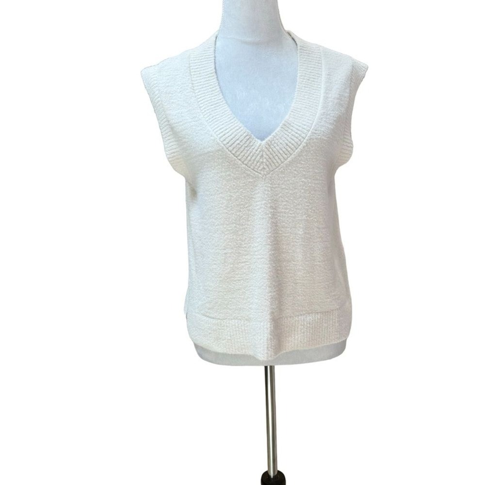 Sweater Vest Sleeveless Knit Top Ivory V Neck Casual Layering‎